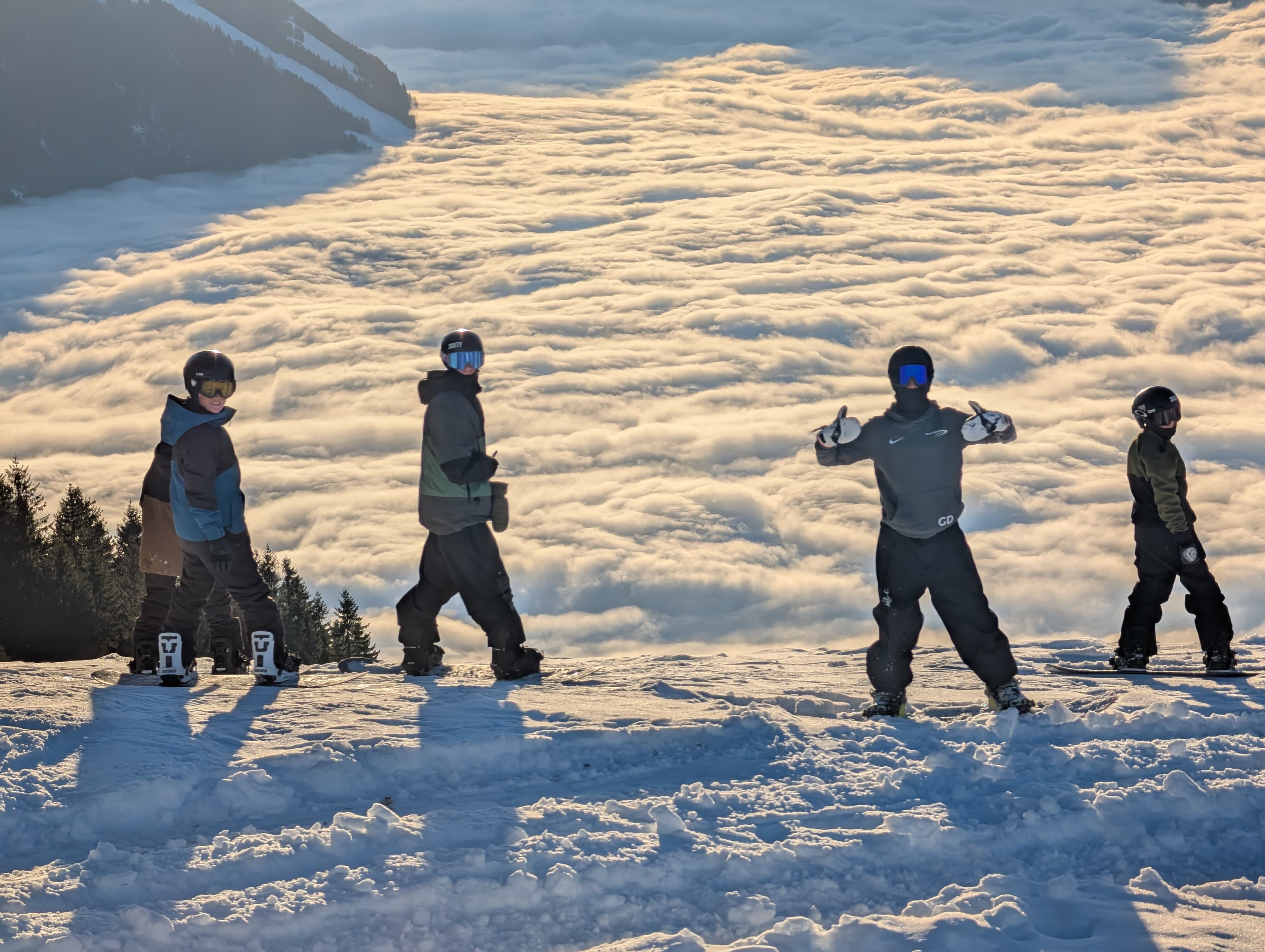 Athlet:innen des RLZ mit Ski und Snowboard über dem Nebelmeer